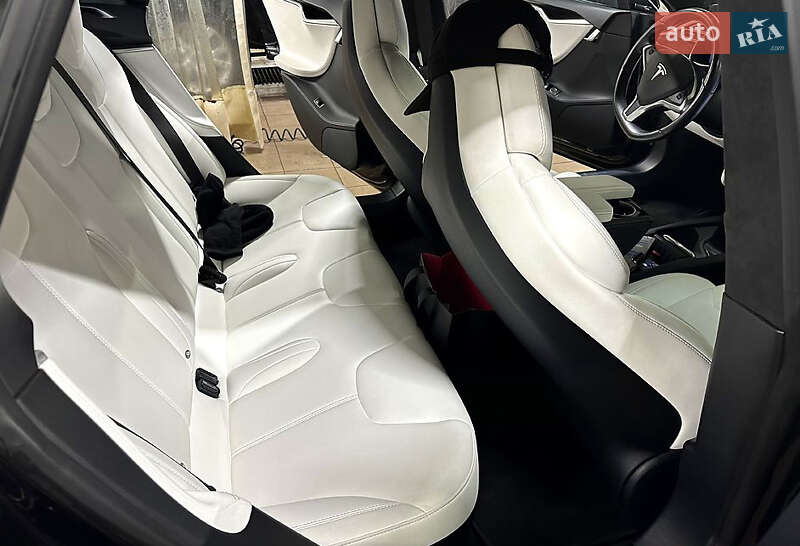 Лифтбек Tesla Model S 2017 в Львове