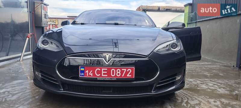 Лифтбек Tesla Model S 2015 в Новояворовске