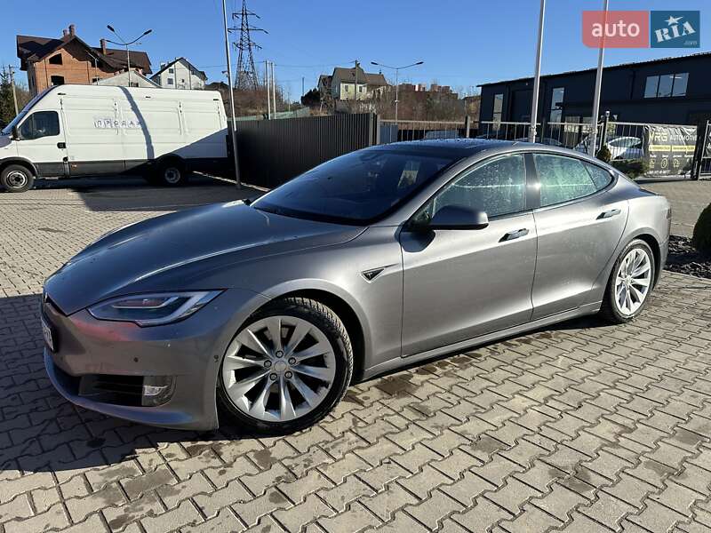 Лифтбек Tesla Model S 2016 в Львове
