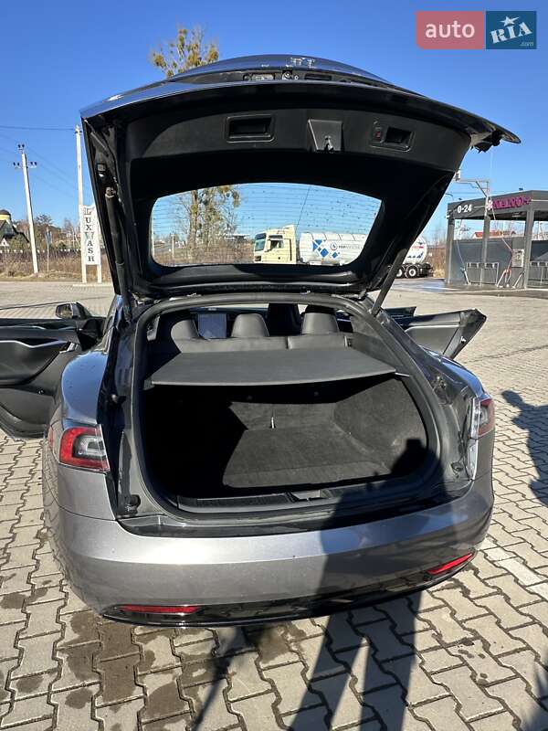 Лифтбек Tesla Model S 2016 в Львове