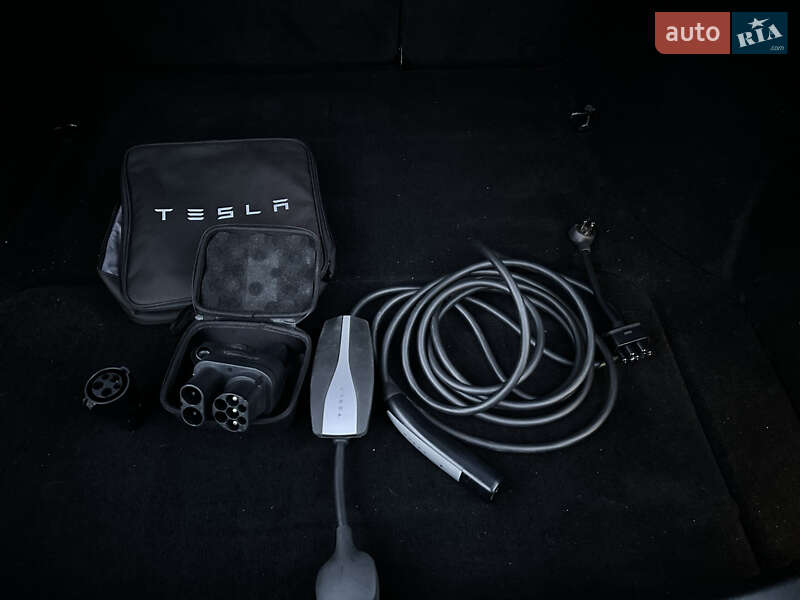 Лифтбек Tesla Model S 2018 в Львове
