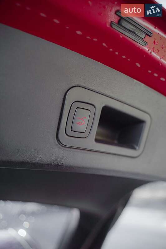 Лифтбек Tesla Model S 2017 в Львове