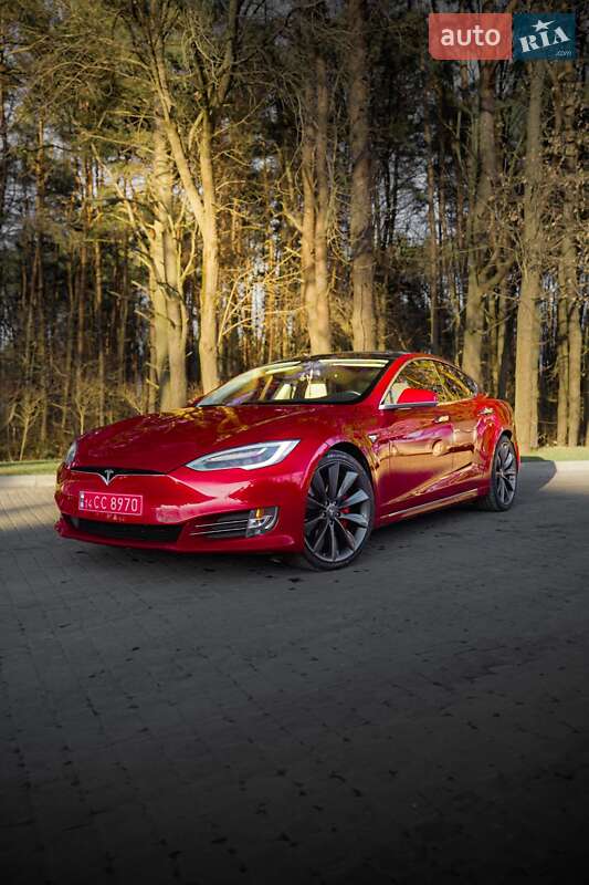 Лифтбек Tesla Model S 2017 в 