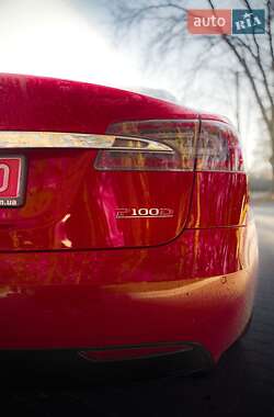 Лифтбек Tesla Model S 2017 в 