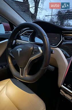 Лифтбек Tesla Model S 2015 в 