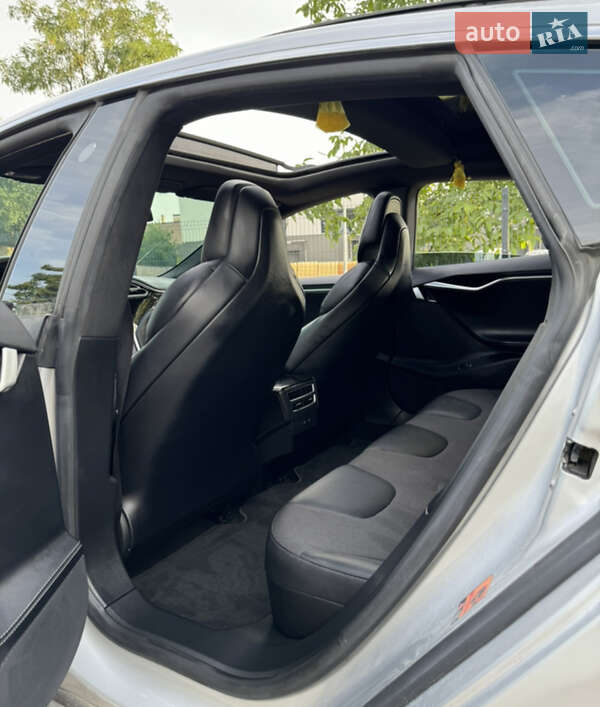 Лифтбек Tesla Model S 2017 в Сокале
