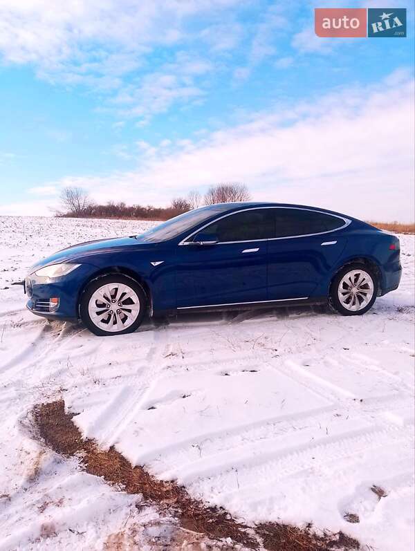 Лифтбек Tesla Model S 2015 в 