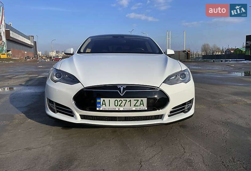 Лифтбек Tesla Model S 2015 в Луцке