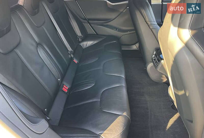 Лифтбек Tesla Model S 2015 в Луцке