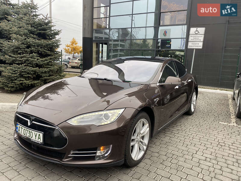 Лифтбек Tesla Model S 2015 в Киеве