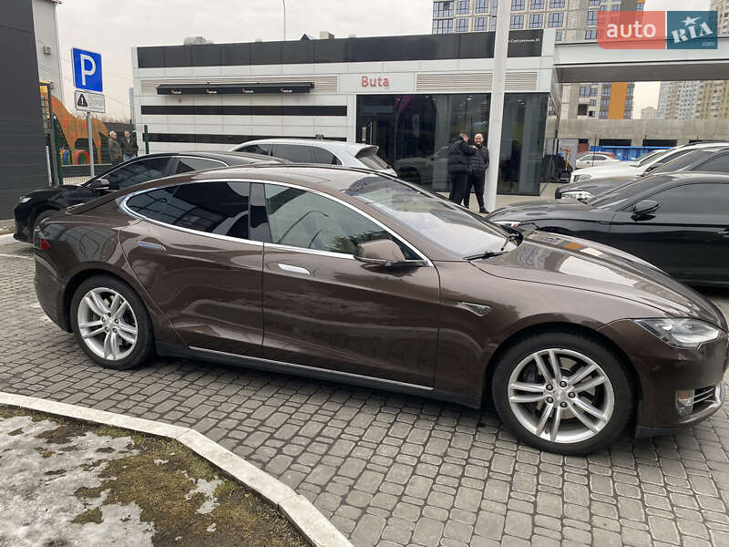 Лифтбек Tesla Model S 2015 в Киеве