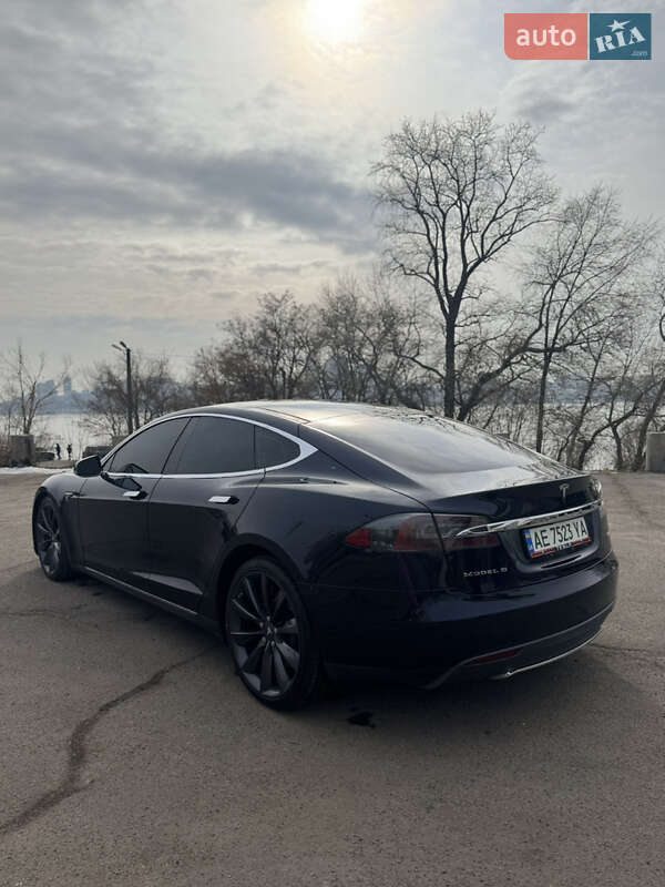 Лифтбек Tesla Model S 2015 в Днепре