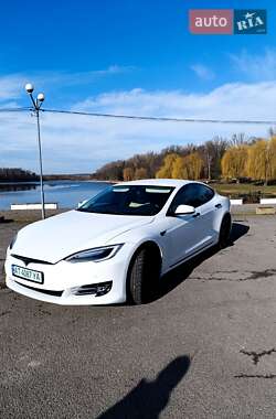 Ліфтбек Tesla Model S 2016 в Івано-Франківську