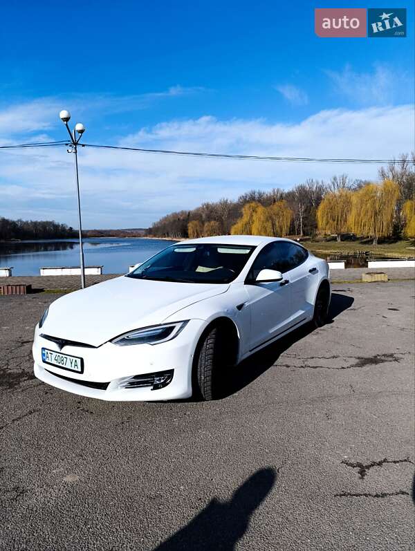Лифтбек Tesla Model S 2016 в 