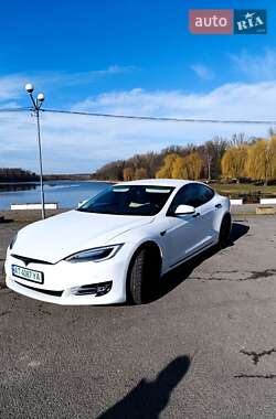 Лифтбек Tesla Model S 2016 в 