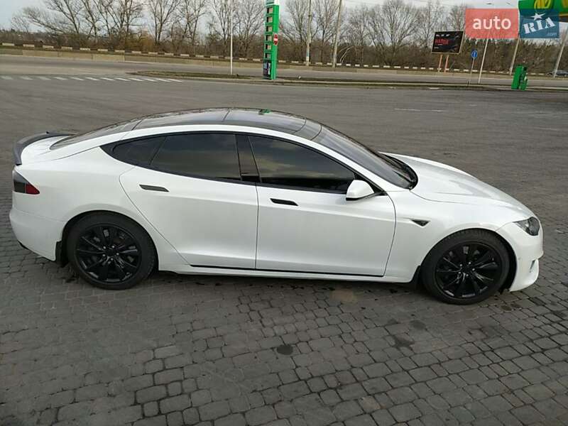 Ліфтбек Tesla Model S 2016 в Кам'янському