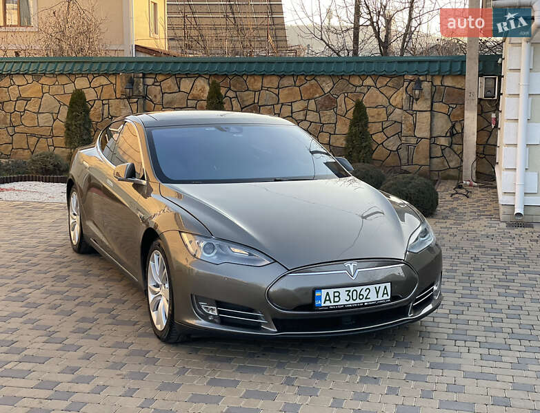 Ліфтбек Tesla Model S 2015 в Вінниці