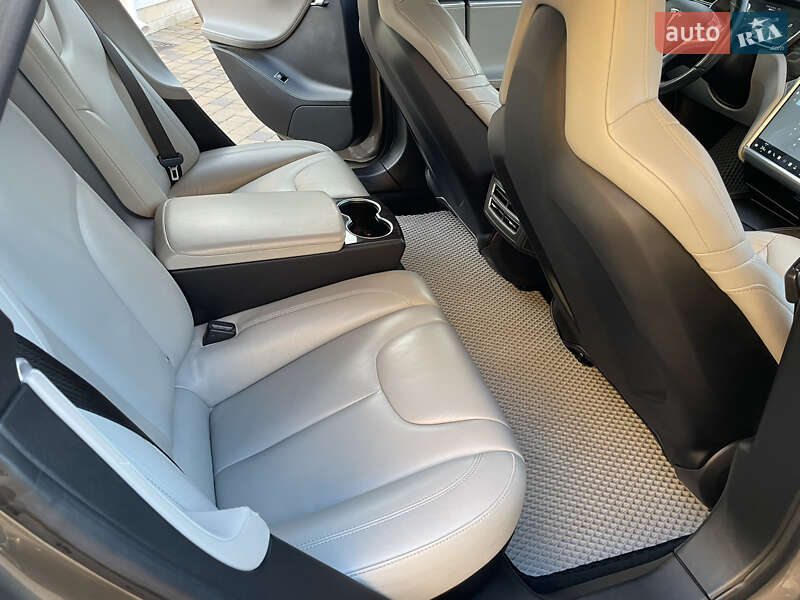 Ліфтбек Tesla Model S 2015 в Вінниці