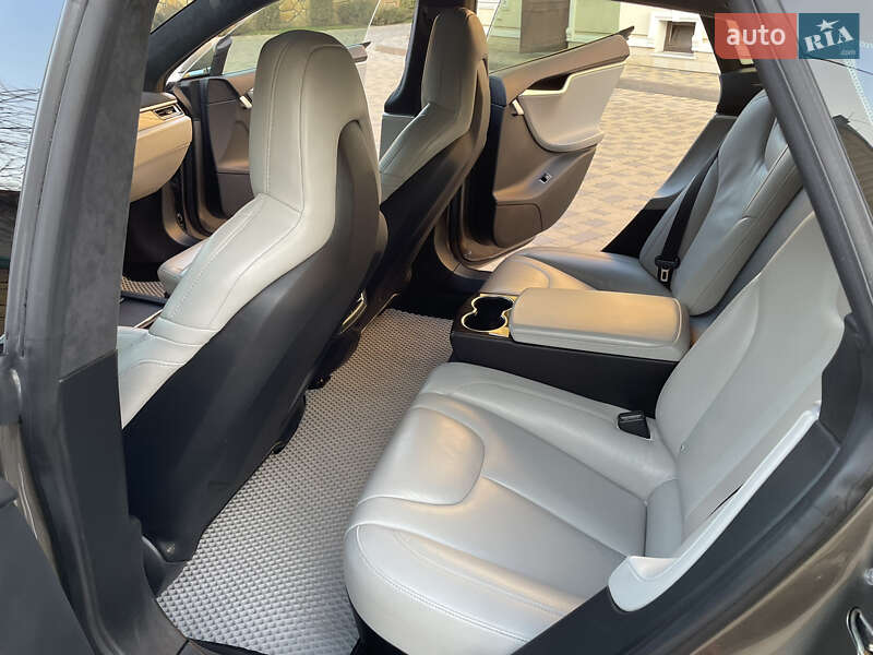 Ліфтбек Tesla Model S 2015 в Вінниці