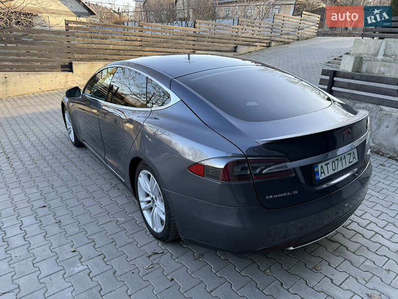 Лифтбек Tesla Model S 2015 в Черновцах