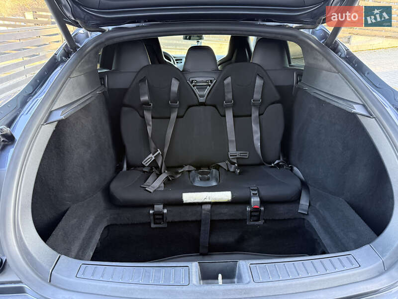 Лифтбек Tesla Model S 2015 в Черновцах