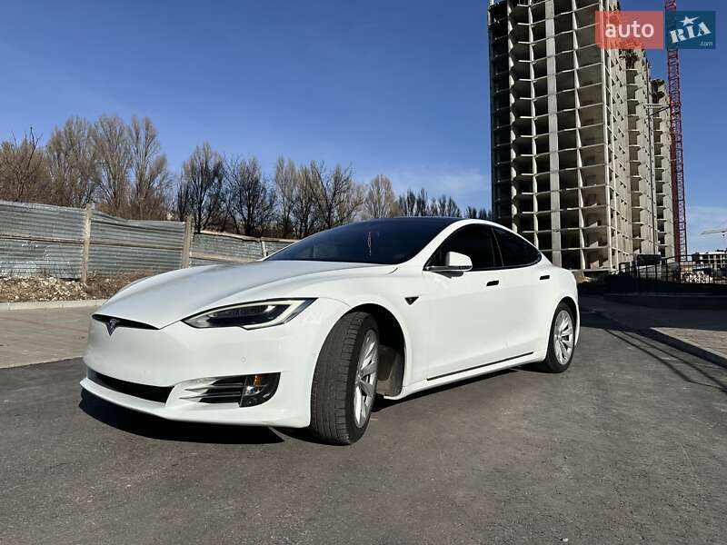 Ліфтбек Tesla Model S 2016 в Тернополі