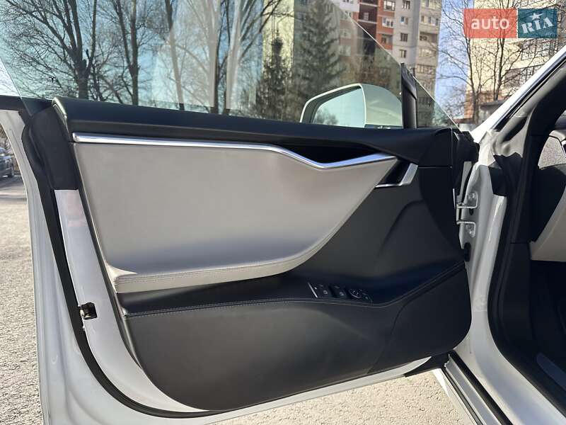 Ліфтбек Tesla Model S 2016 в Тернополі