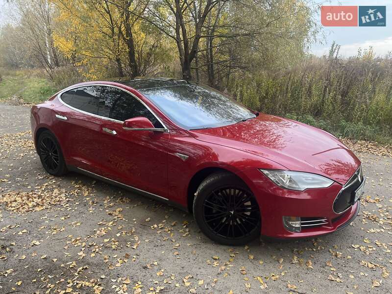 Лифтбек Tesla Model S 2015 в Киеве