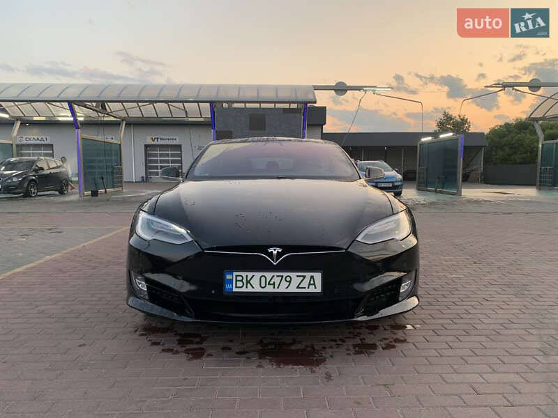 Ліфтбек Tesla Model S 2017 в Сарнах