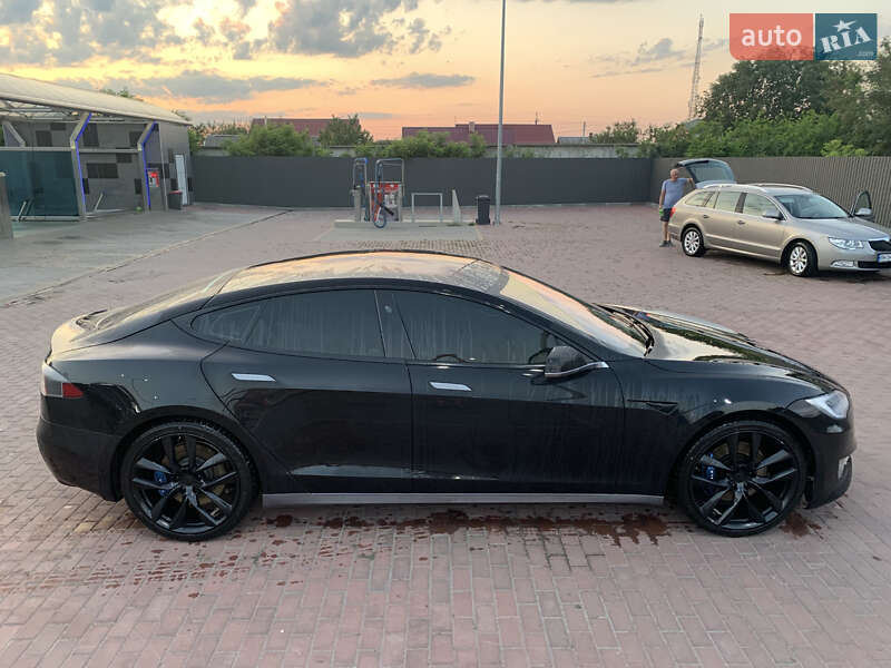 Ліфтбек Tesla Model S 2017 в Сарнах