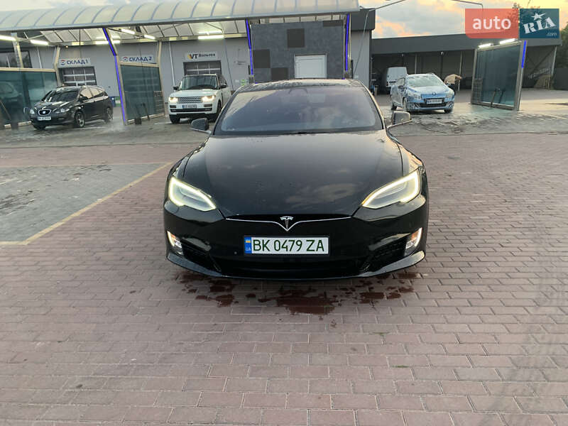 Ліфтбек Tesla Model S 2017 в Сарнах