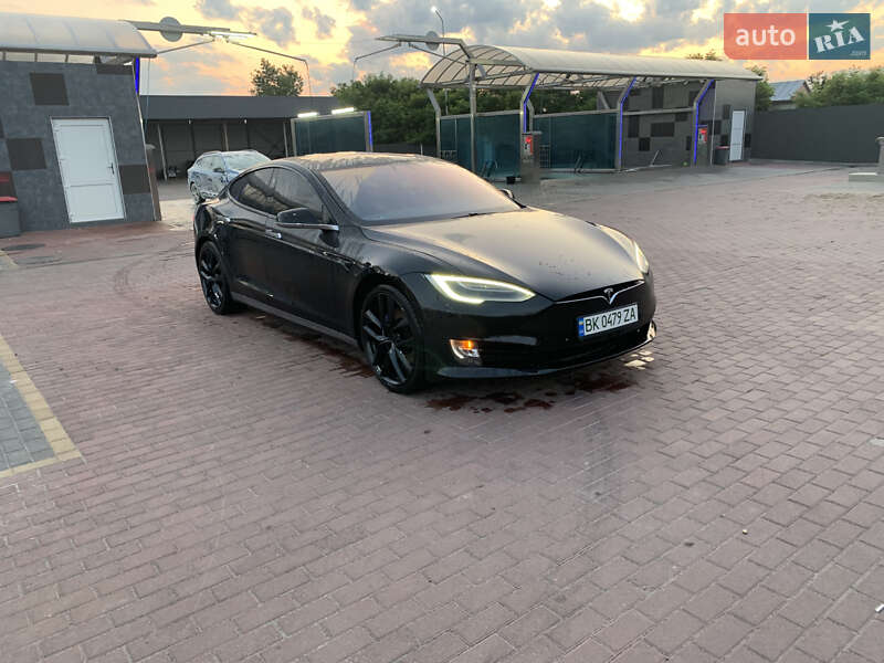 Ліфтбек Tesla Model S 2017 в Сарнах