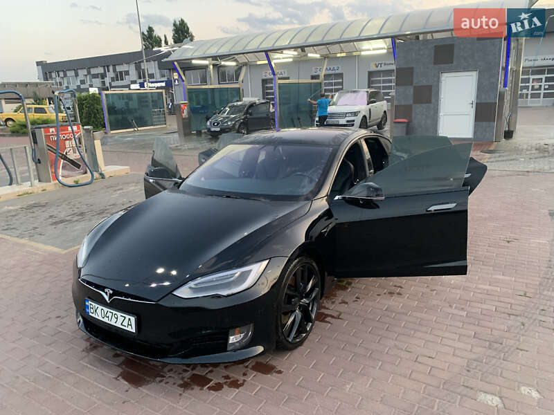 Ліфтбек Tesla Model S 2017 в Сарнах