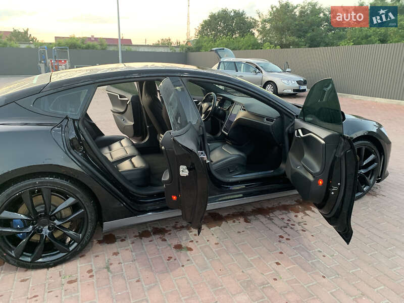 Ліфтбек Tesla Model S 2017 в Сарнах