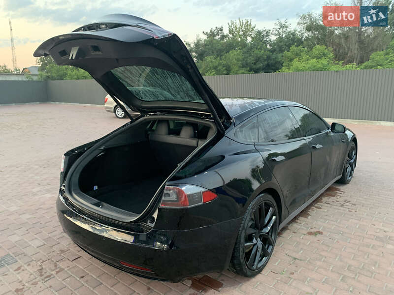 Ліфтбек Tesla Model S 2017 в Сарнах