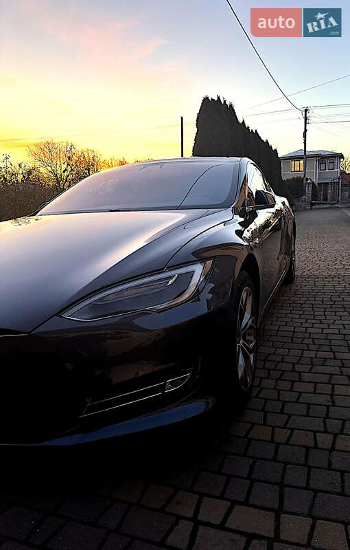 Ліфтбек Tesla Model S 2017 в Косові