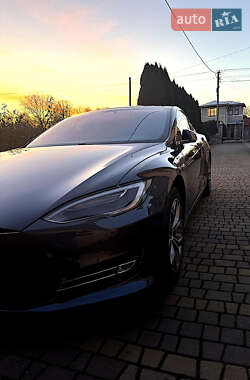 Лифтбек Tesla Model S 2017 в 