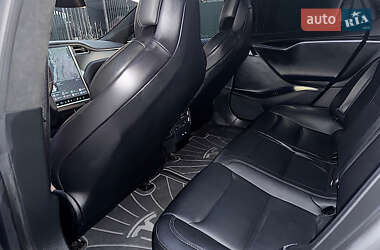 Лифтбек Tesla Model S 2017 в Косове
