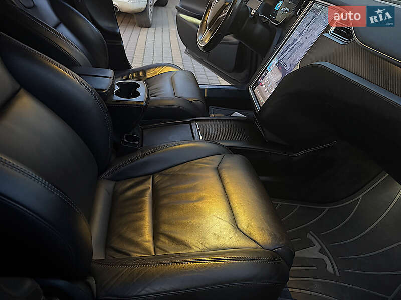 Ліфтбек Tesla Model S 2017 в Косові