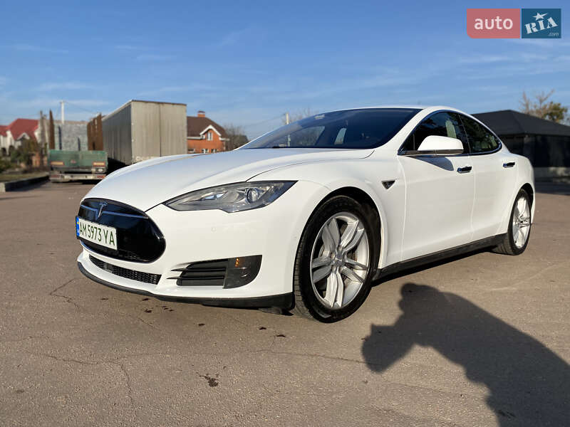 Лифтбек Tesla Model S 2016 в 
