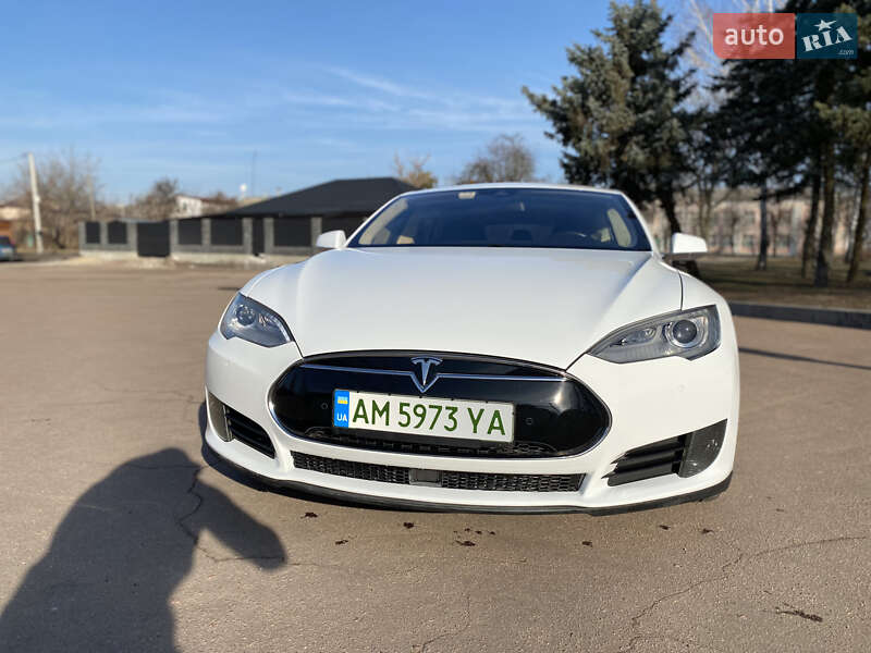 Лифтбек Tesla Model S 2016 в Житомире