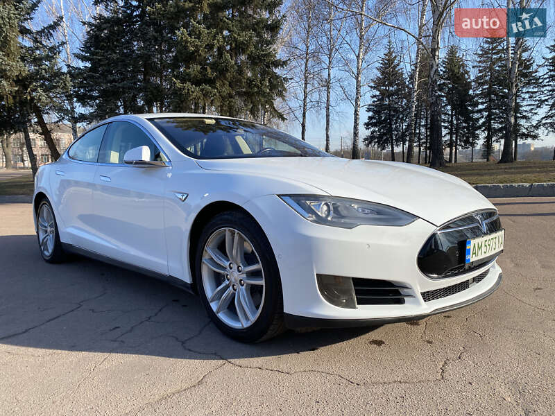 Лифтбек Tesla Model S 2016 в Житомире
