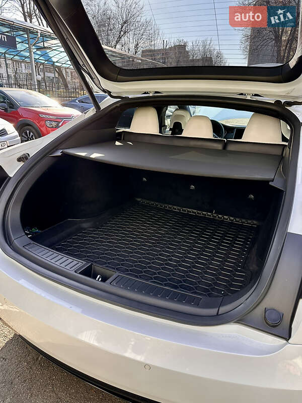 Лифтбек Tesla Model S 2018 в Киеве