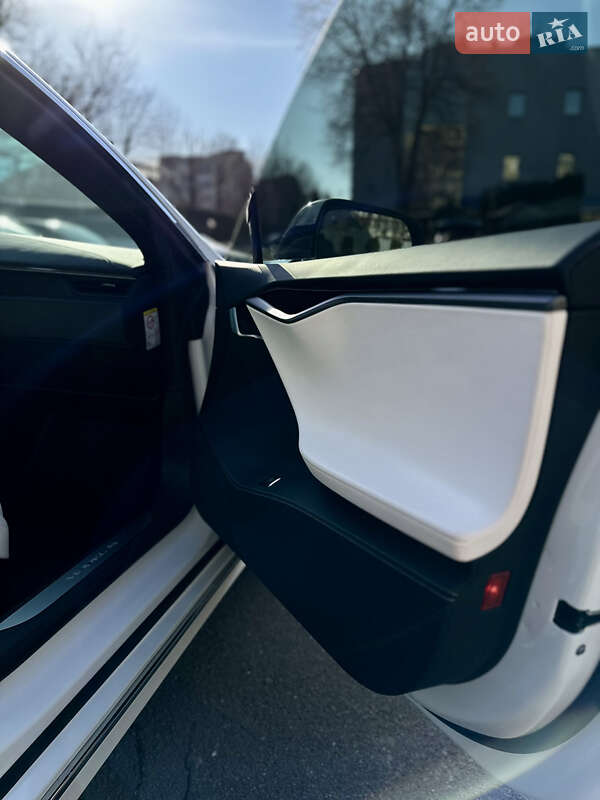 Лифтбек Tesla Model S 2018 в Киеве