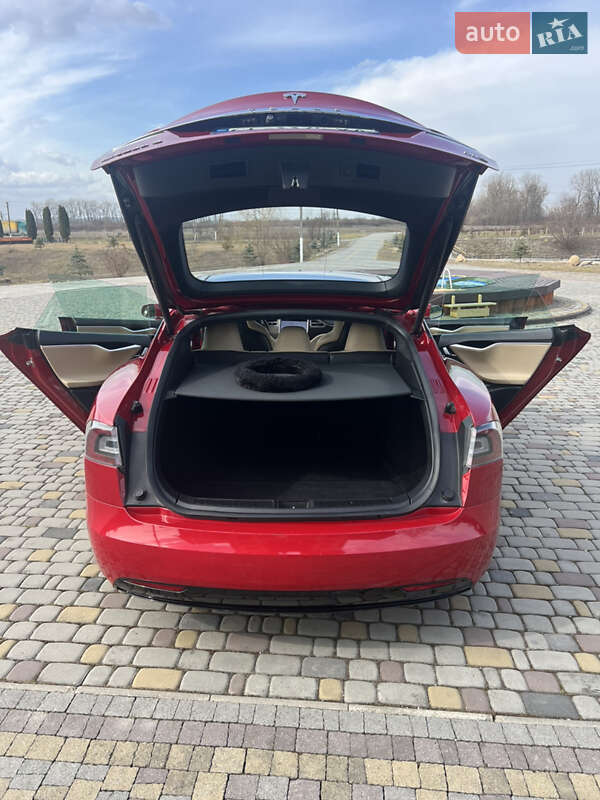 Лифтбек Tesla Model S 2016 в Черновцах