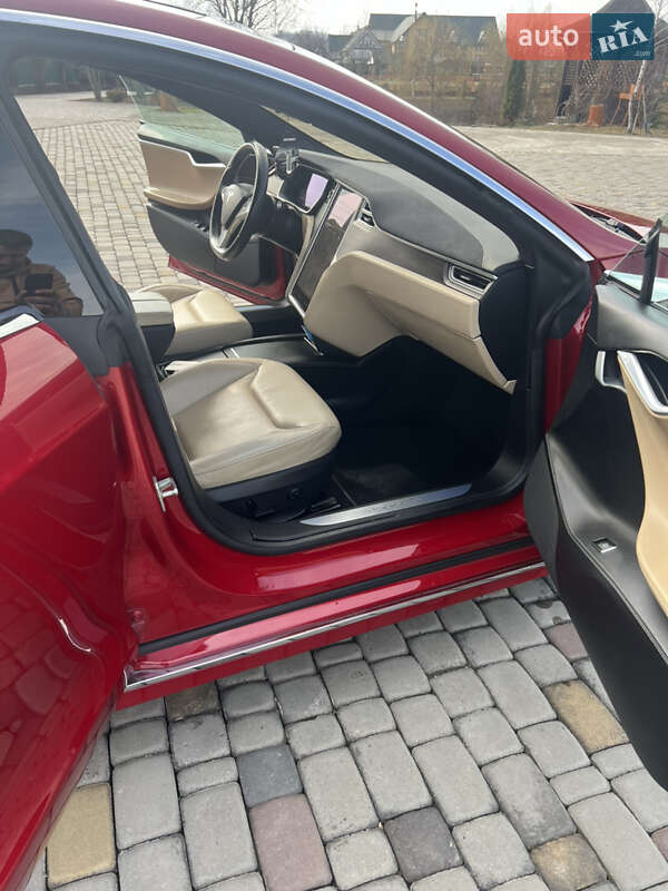 Лифтбек Tesla Model S 2016 в Черновцах
