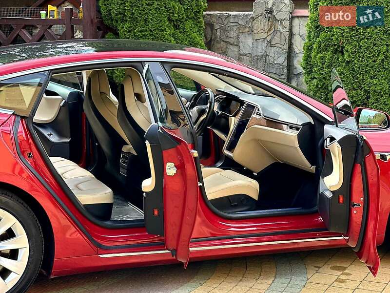 Ліфтбек Tesla Model S 2017 в Львові