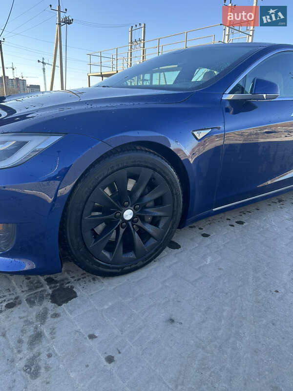 Лифтбек Tesla Model S 2016 в Львове