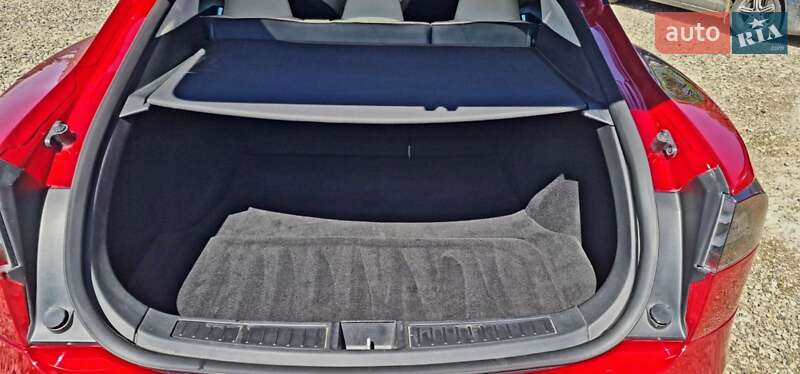 Ліфтбек Tesla Model S 2017 в Косові