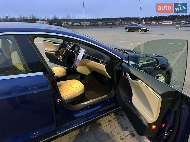 Лифтбек Tesla Model S 2015 в Киеве